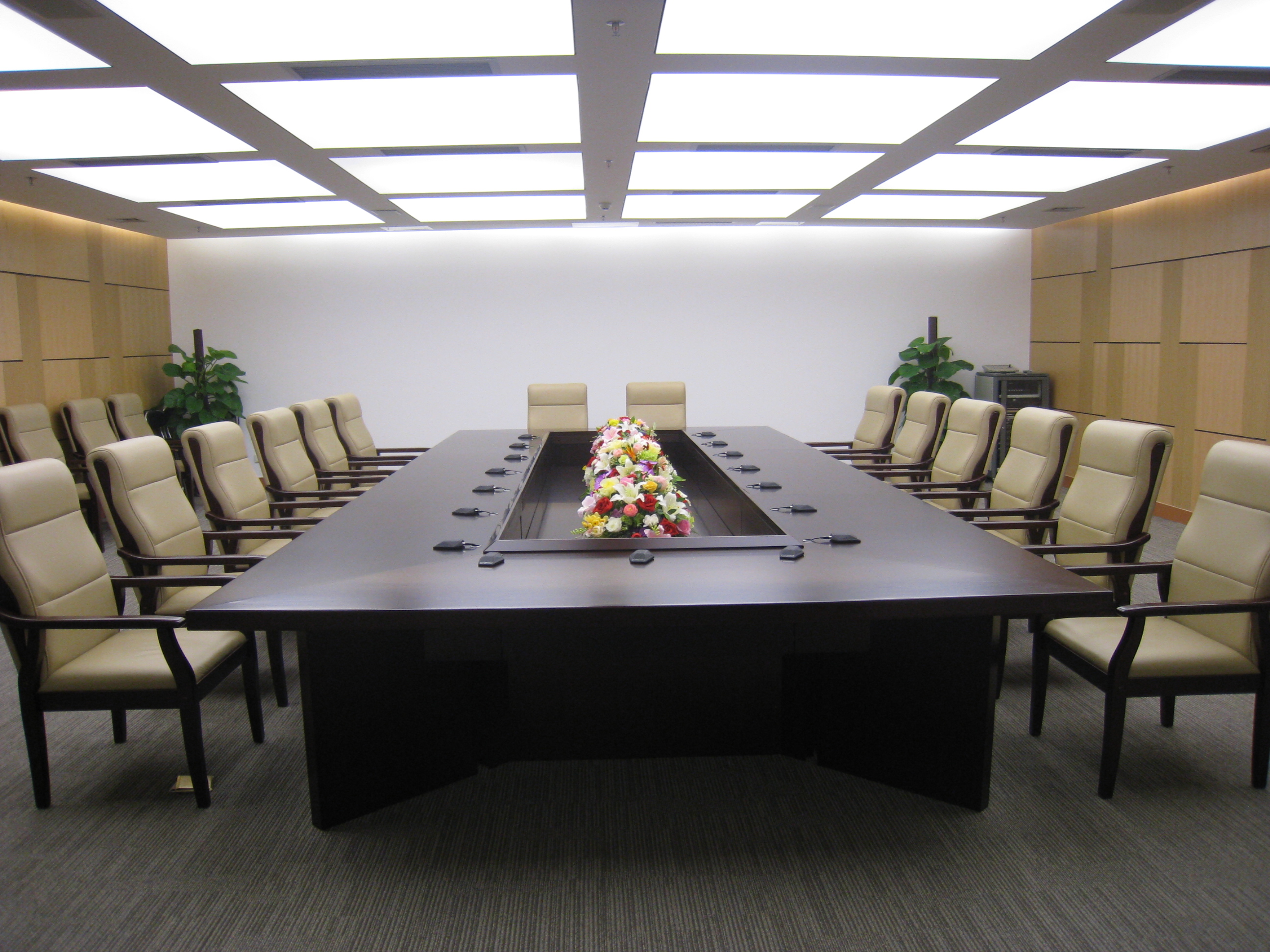 視頻會議系統由哪些核心設備組成？